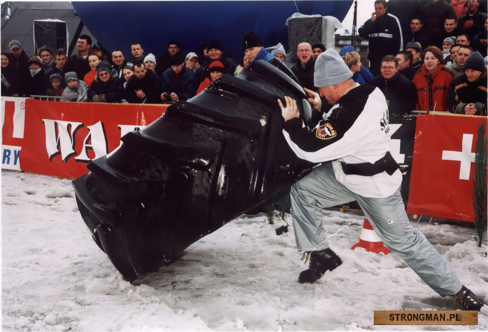 Jarosław Dymek rywalizujący w zawodach Strongman Szczyrk 2002